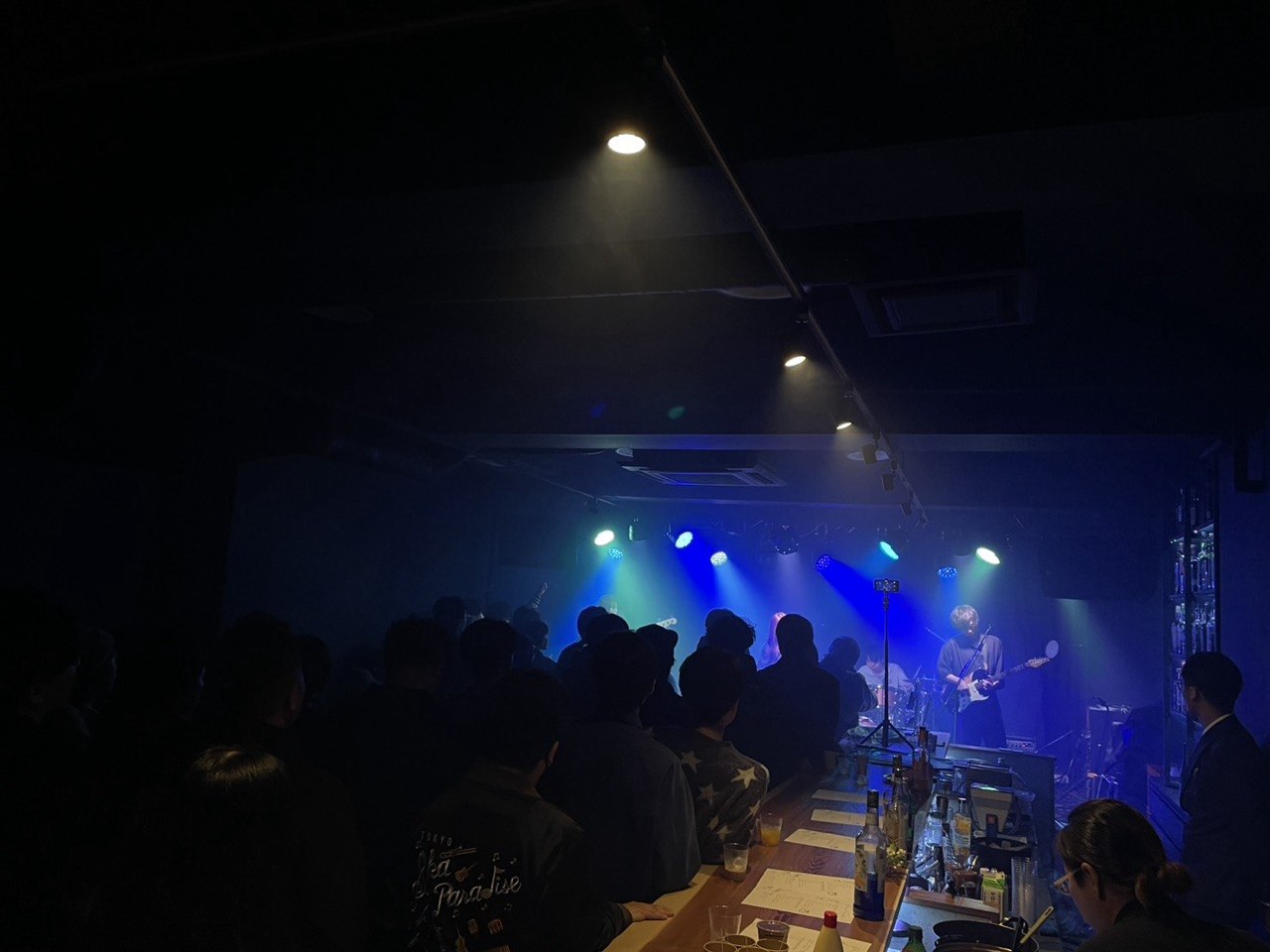 ライブ中の店内。カウンター越しに演奏を観る客